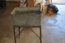Rustic & Vintage Washtub with Wringer