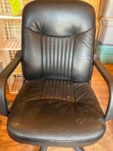 Nice leather office chair, great condition!