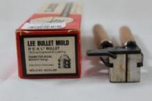 One lee wood handles single cavity bullet mold 200 gr 45 cal. Used in box.