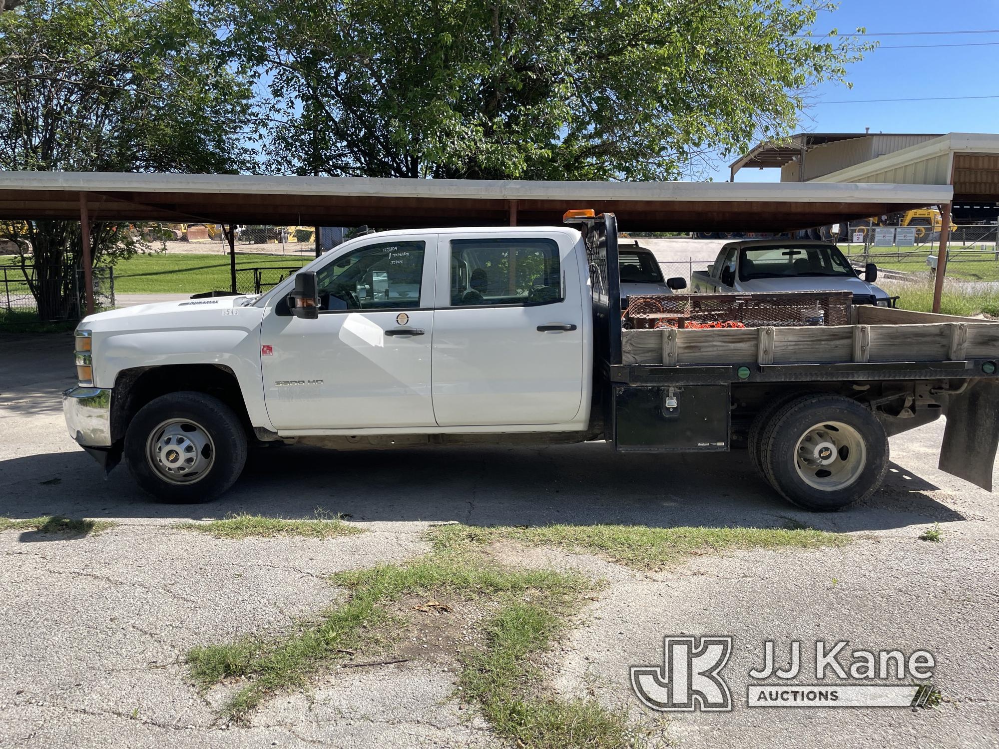 (San Antonio, TX) 2015 Chevrolet Silverado 2500HD Crew-Cab Flatbed Truck Runs & Moves) (Upper Oil Pa