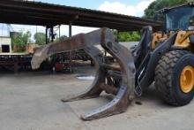 QUICK ATTACH LOG FORKS W/ HOLD DOWN FOR VOLVO L120H LOADER