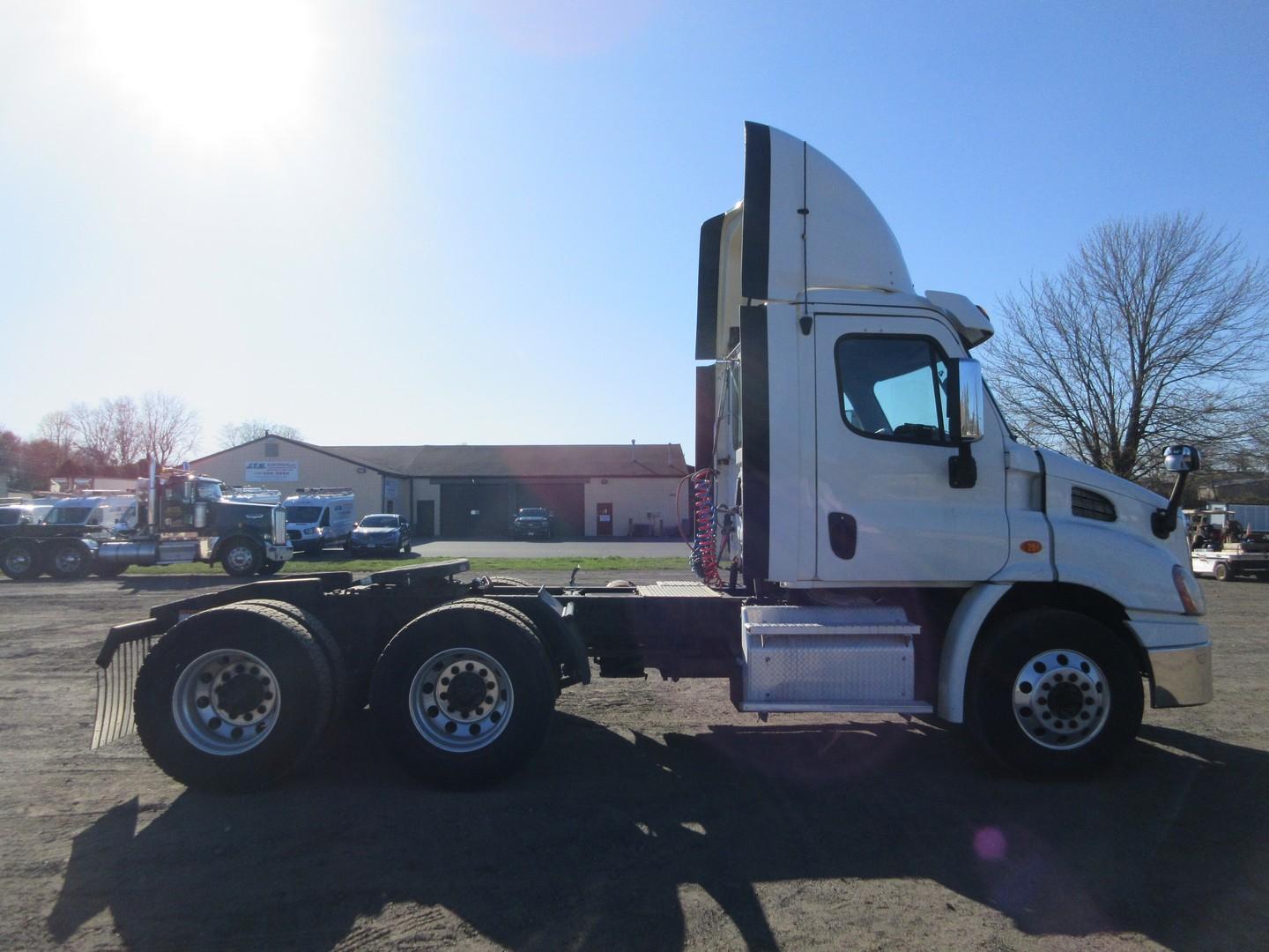 2017 Freightliner Cascadia 113DC T/A Tractor