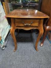 Traditional Ethan Allen Wood Drop Leaf End Table. Comes as is shown in photos. Appears to be used.