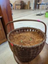 Round woven Egg Basket With Top handle and Straw As A Decoration, Measure Approximately 11.5 in x 11