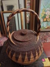 (MBR) VINTAGE PAPUA NEW GUINEA BUKA HAND WOVEN BASKET WITH LID AND HANDLE. MEASURE APPROXIMATELY 12