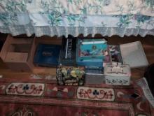 (UPBR2) LOT TO INCLUDE: VINTAGE BARBIE PONYTAIL CARRYING BOX WITH BARBIE DOLL & CLOTHES, UNBRANDED