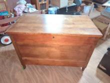 (GAR) EARLY STYLE MARY A. DIERET OAK BLANKET CHEST WITH A SMALL BUILT IN COMPARTMENT, MEASURE