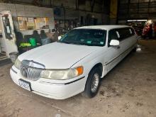 2000 LINCOLN TOWN CAR LIMOUSINE VN:1L1FM81W0YY778518 Krystal Coach stretch limousine, 4.6 liter V8