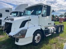 2007 VOLVO VNL TRUCK TRACTOR VN:443266 powered by Cummins ISX 15 diesel engine, equipped with Eaton