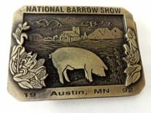 BELT BUCKLE NATIONAL BARROW SHOW AUSTIN MN 1992 LIMITED EDITION #97 OF 100 DIST BY HOWE ADV