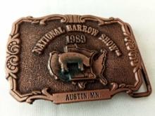 BELT BUCKLE NATIONAL BARROW SHOW AUSTIN MN 1989 LIMITED EDITION #97 OF 100 DIST BY HOWE ADV