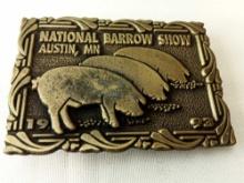 BELT BUCKLE NATIONAL BARROW SHOW AUSTIN MN 1993 LIMITED EDITION #094 OF 100 DIST BY HOWE ADV