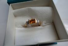 14 KT YELLOW GOLD RING SIZE 7.5 WITH AMBER STONE WITH CHIP AND 2 DIAMOND CH