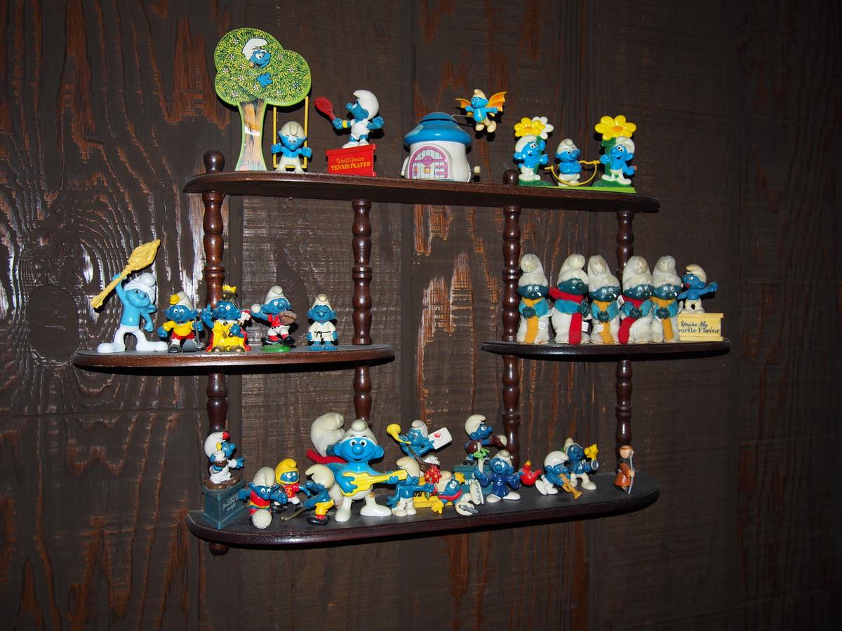 4 shelved wall shelf and vintage Smurf figure collection