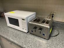 Black & Decker Microwave & 4 Slot Toaster